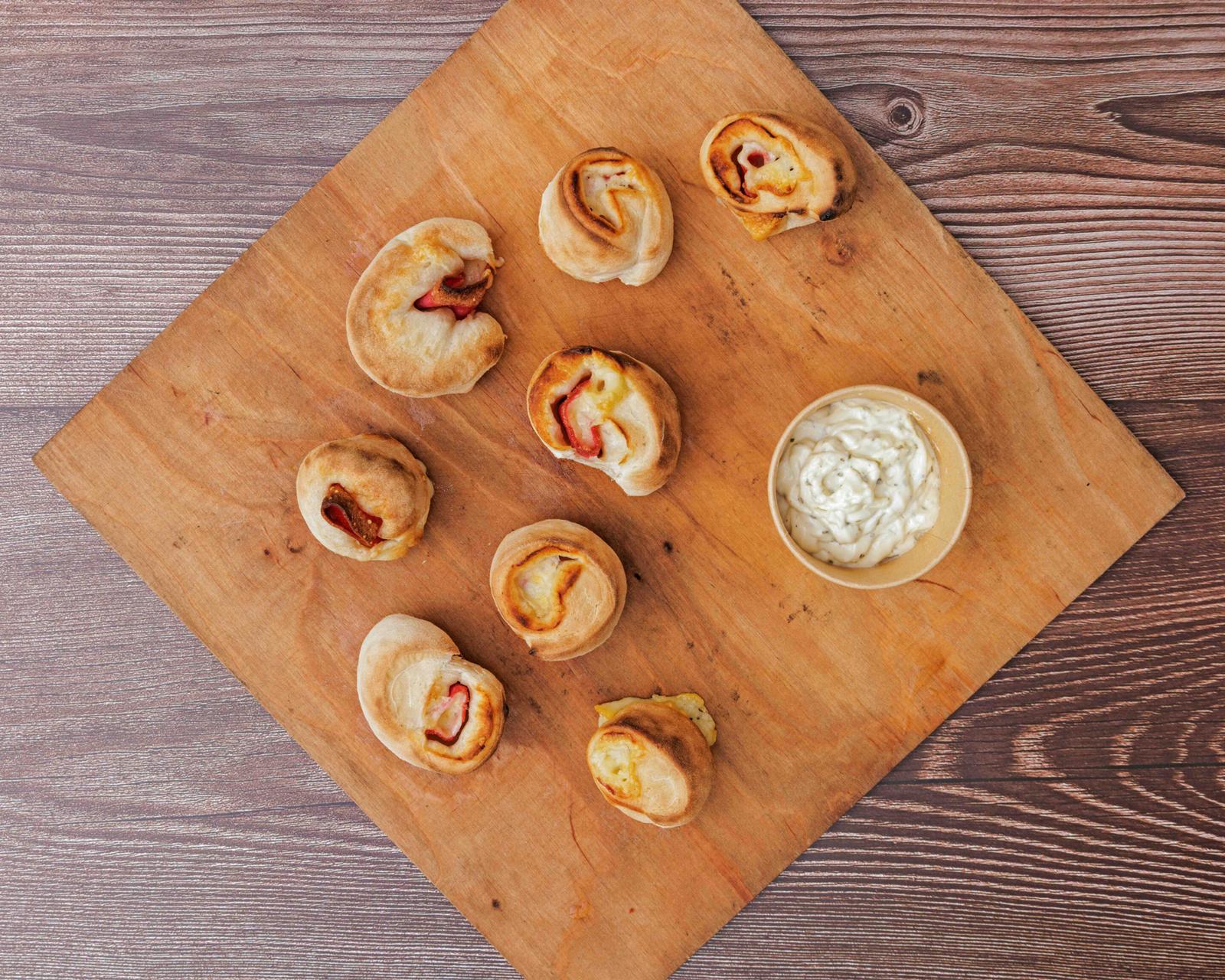 Beliebte Pizzabrötchen mit Käse